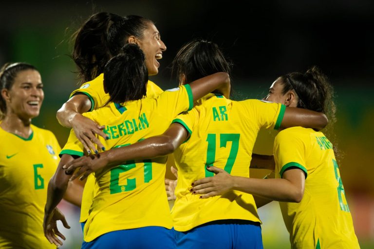 Aulas gratuitas de futebol feminino estão com inscrições abertas em Salvador