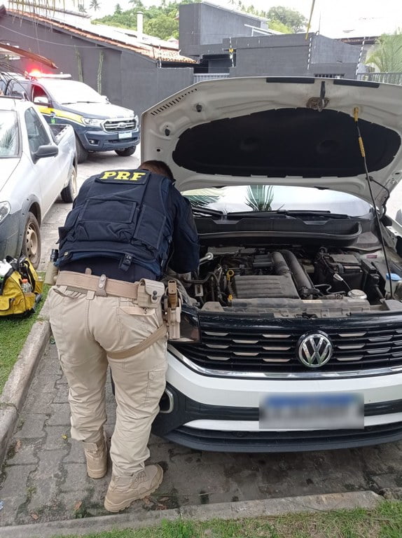 PRF recuperou carro roubado na cidade de Porto Seguro