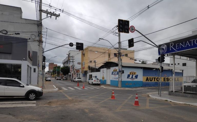 Semáforo com problema guanambi