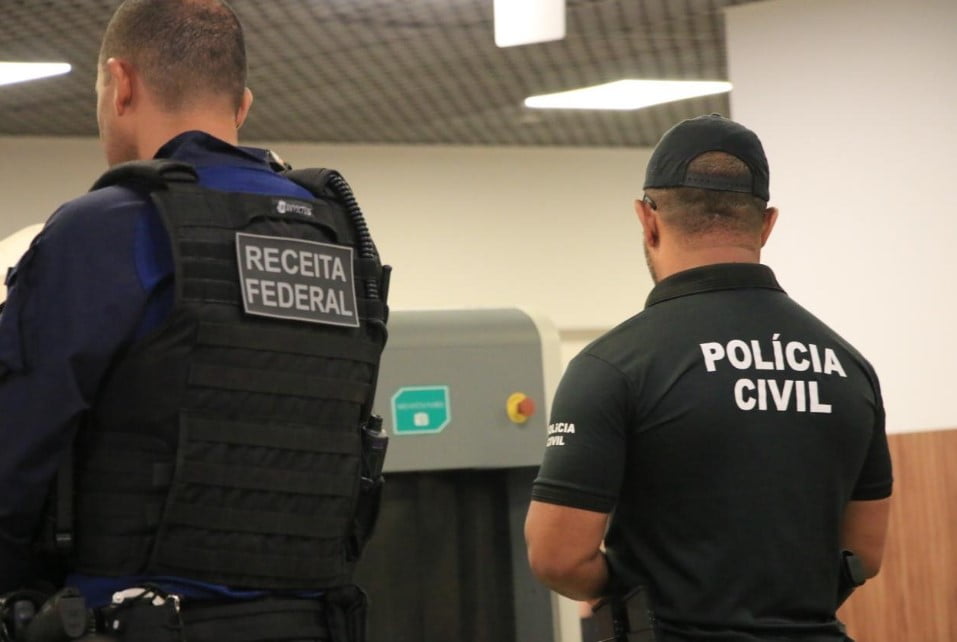 Policiais realizam ação no aeroporto de Salvador