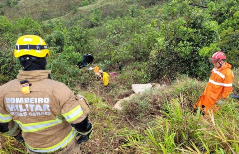 Família que viajava de Ponta Porã a Vitória da Conquista sobreviveu após carro cair em ribanceira e capotar por cerca de 50 metros em Montes Claros