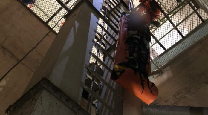 Bombeiros resgataram homem que caiu em poço de elevador no oeste do estado