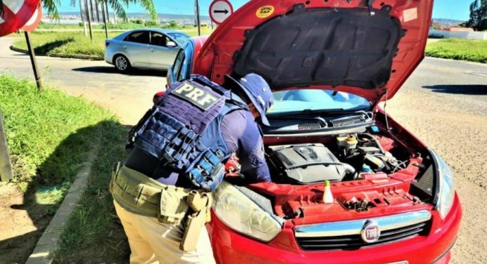 PRF recuperou carro roubado que circulava com placas clonadas em Vitória da Conquista