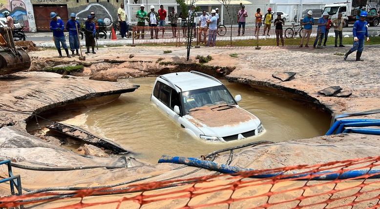 Carro foi engolido por cratera após rompimento de adutora em Salvador