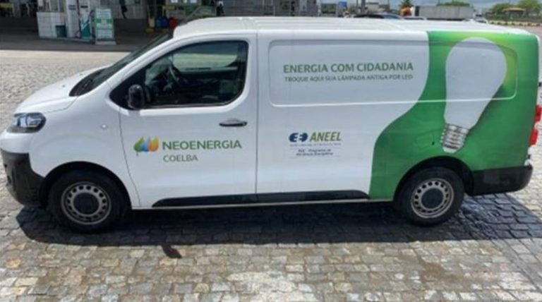 Coelba Neoenergia unidade móvel troca de lâmpadas