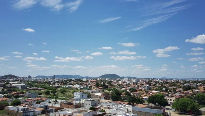 Destaque Guanambi céu azul poucas nuvens