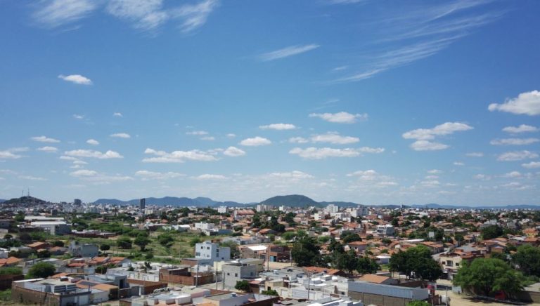 Destaque Guanambi céu azul poucas nuvens