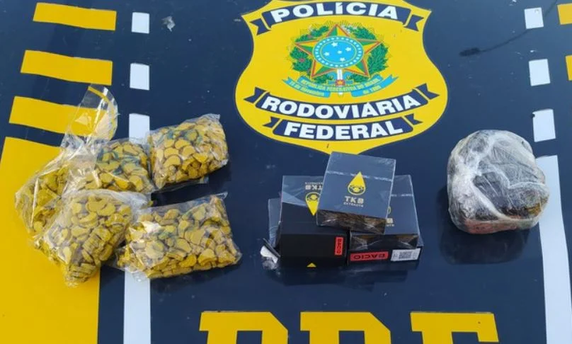 Passageiro foi preso com mil comprimidos de ecstasy, haxixe e essência para cigarro na Bahia