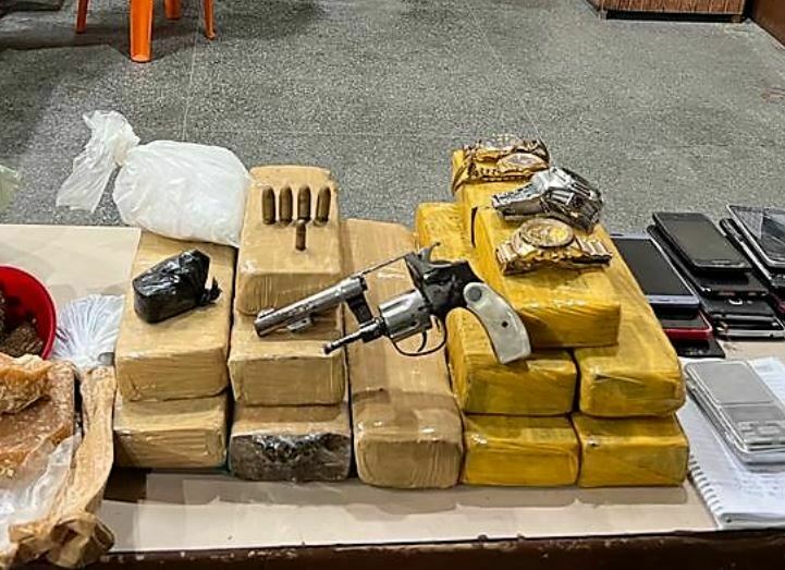 Dupla foi presa com mais de 10kg de drogas em Jequié