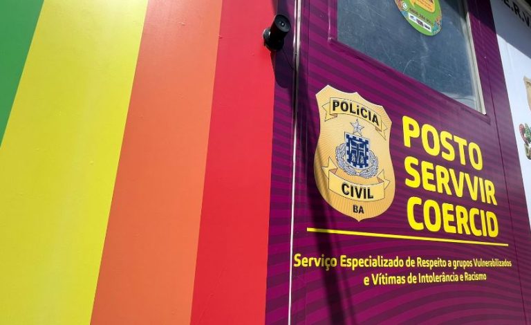 Mulher foi presa após chamar ambulante de macaco em Salvador