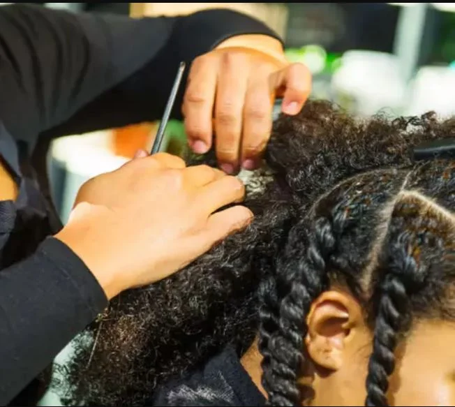 Anvisa libera venda de 930 pomadas para trançar ou modelar cabelos