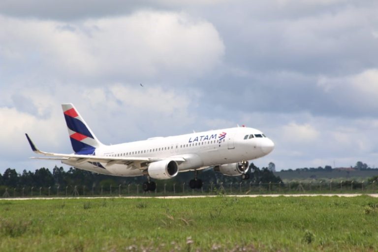 Avião Latam Aeroporto VItória da Conquista