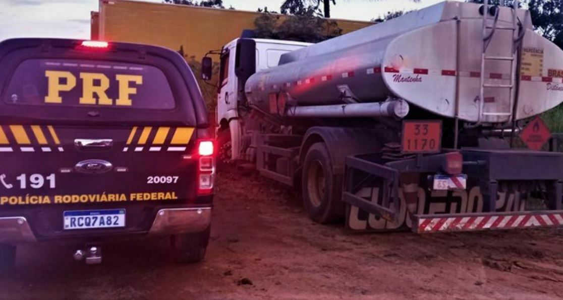 PRF apreende caminhão tanque com 10 mil litros de cachaça contamina na Chapada Diamantina