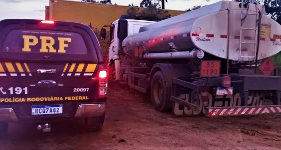 PRF apreendeu 10 mil litros de cachaça contaminada dentro de caminhão-tanque em Feira de Santana