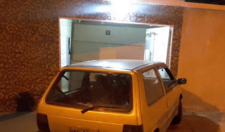 Acidente Guanambi carro portão