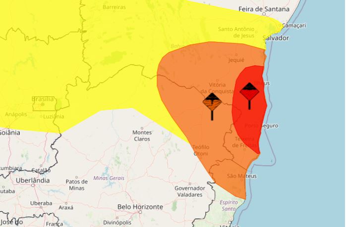 Alertas de chuvas intensas atingem metade das cidades da Bahia