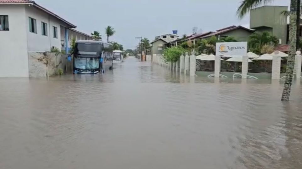 Cidade registrou mais de 400 mm de chuva nesta sexta na Bahia