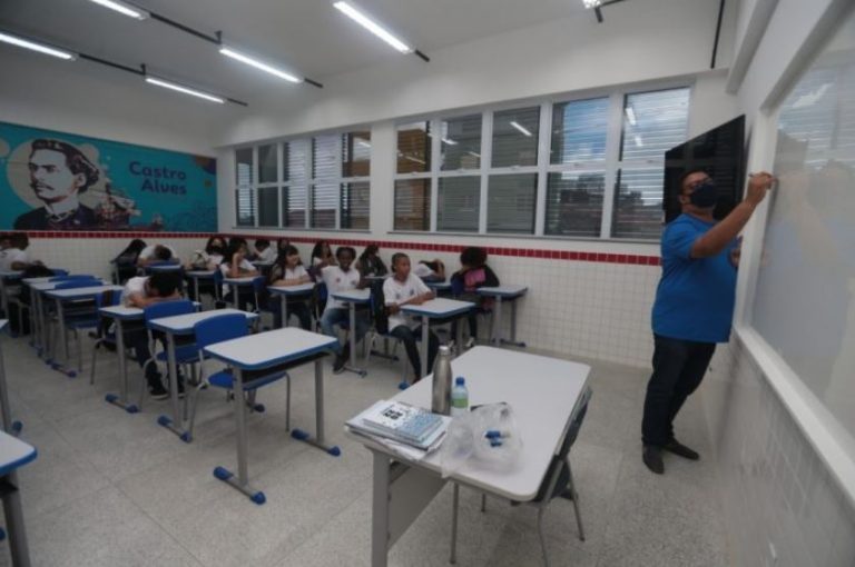 Governo concede duas mil licenças-prêmios a servidores da SEC e a professores na Bahia