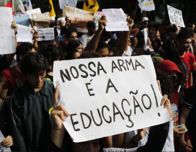 Governo suspende cronograma de implementação do Novo Ensino Médio