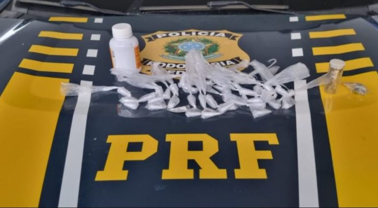 Passageira foi presa transportando cocaína e maconha dentro de ônibus em Vitória da Conquista