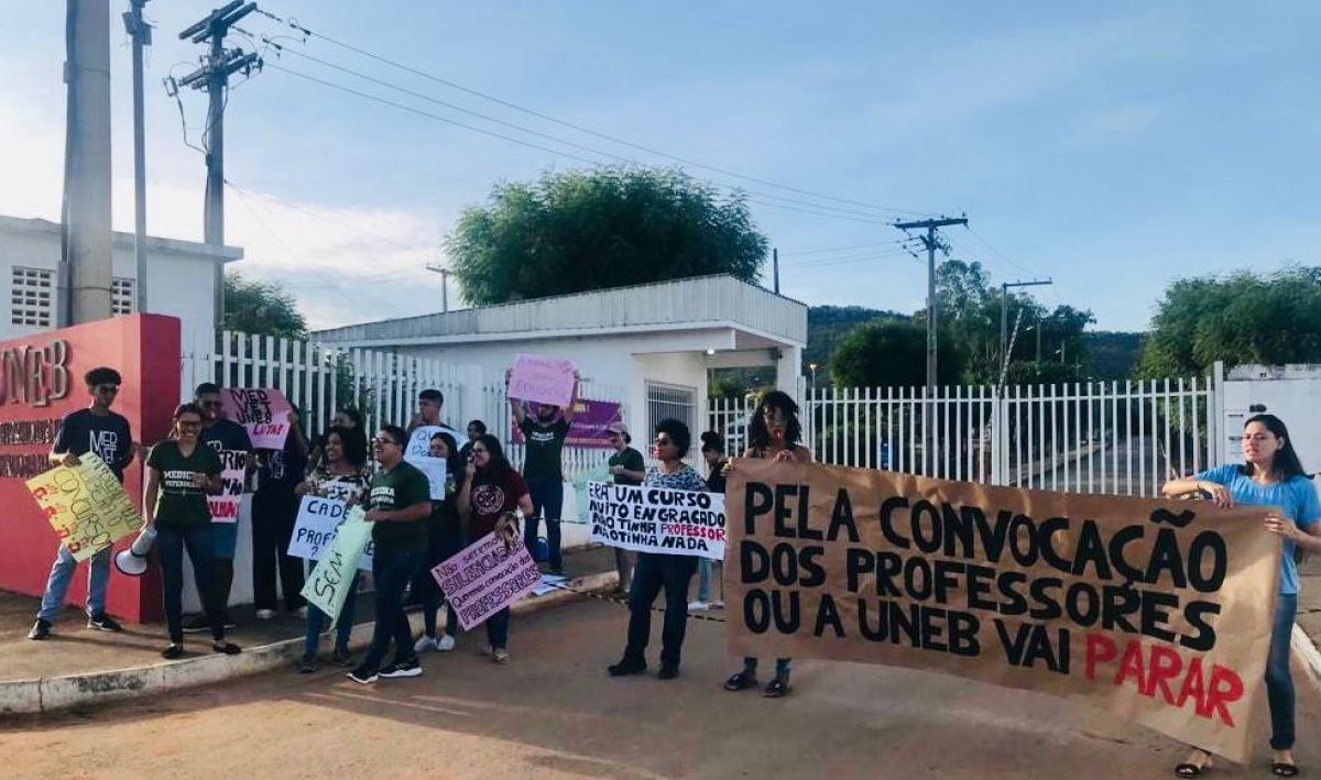 Estudantes da Uneb protestam para que Justiça e Governo resolvam