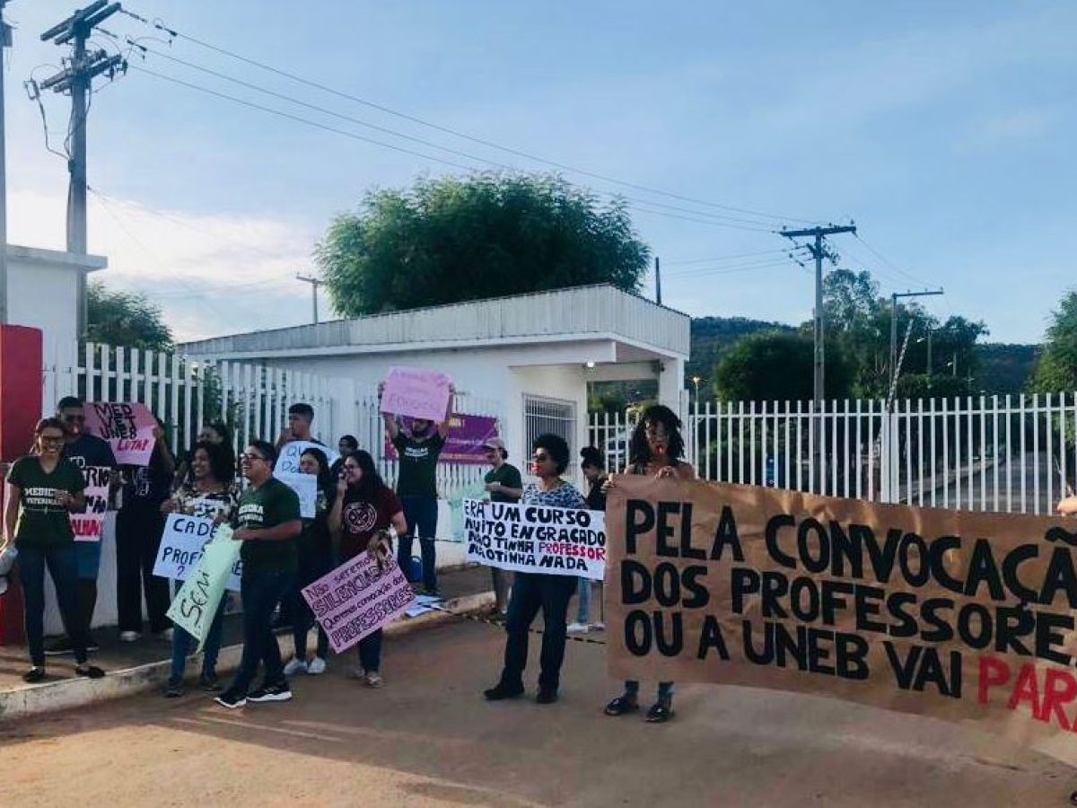 Estudantes da Uneb protestam para que Justiça e Governo resolvam