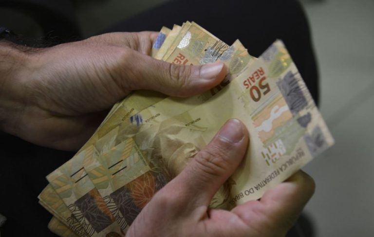 Trabalhadores nascidos em maio e junho recebem abono salarial nesta segunda