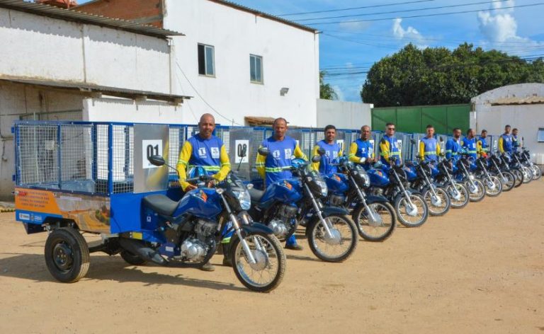 Vitória da Conquista substituiu carroças de tração animal por motocicletas na coleta de lixo