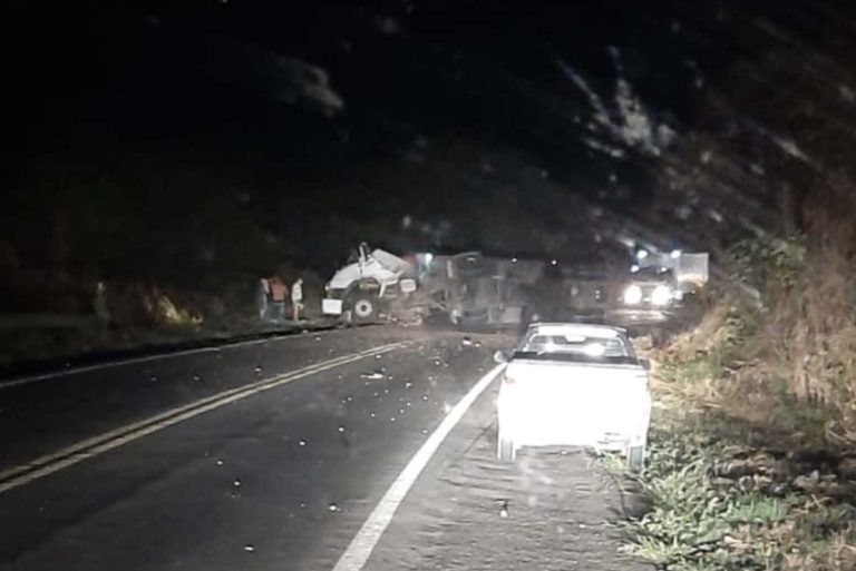 BR-030 está interdita após carreta tombar entre Guanambi e Caetité