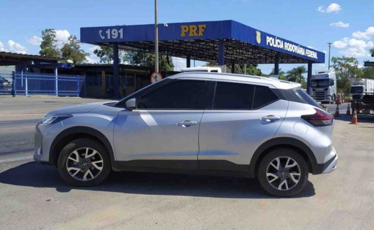 Carro furtado locadora barreiras