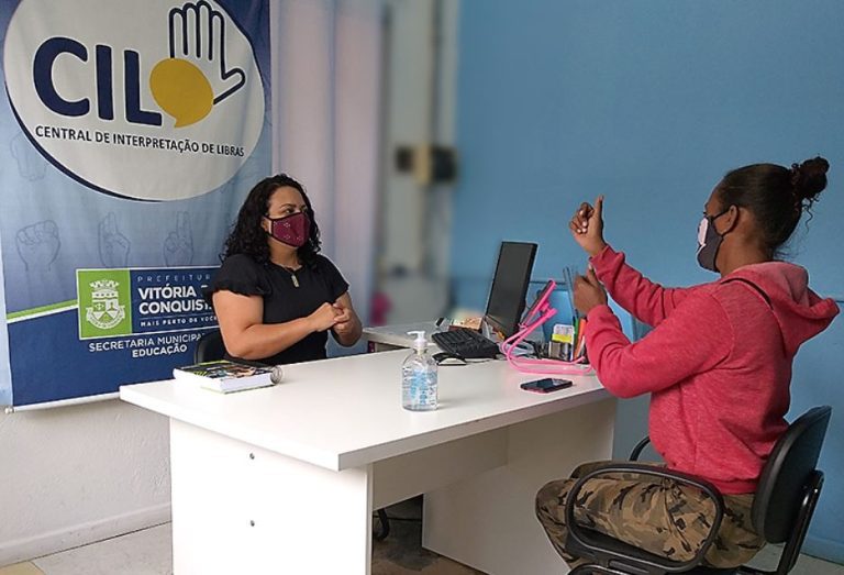 Curso de Libras como primeira língua para surdos tem inscrições abertas em Vitória da Conquista