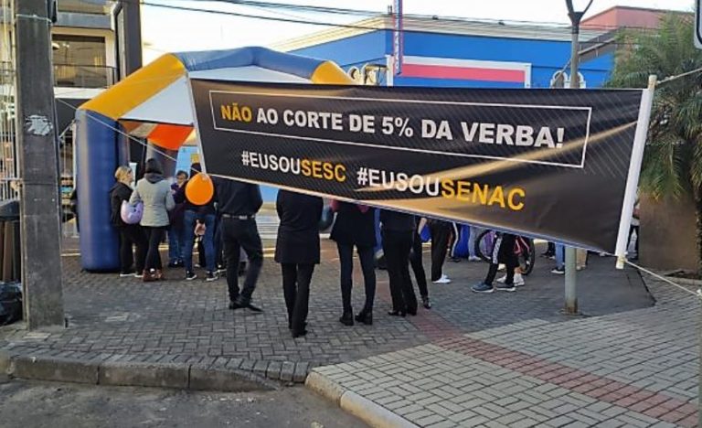 Trabalhadores do Sesc e Senac protestam contra recursos para Embratur