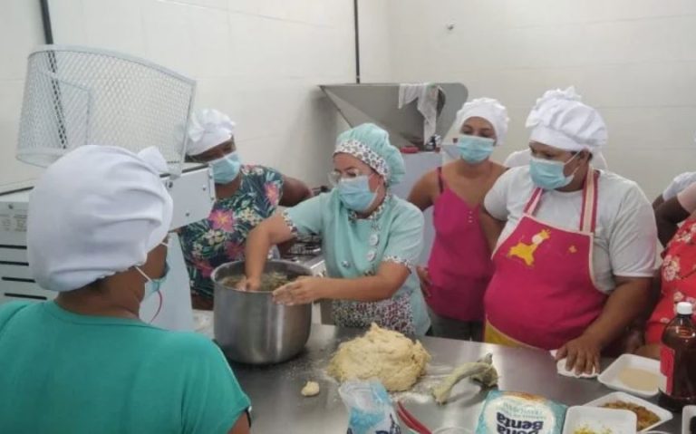Agricultoras de Jequié recebem capacitação para processamento de derivados da mandioca