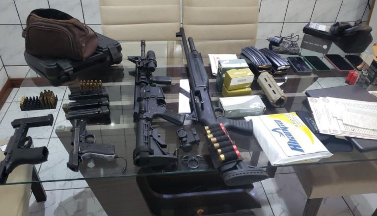 Operação conjunta contra mineração ilegal de ouro e homicídio prendeu cinco policiais e um garimpeiro na Bahia
