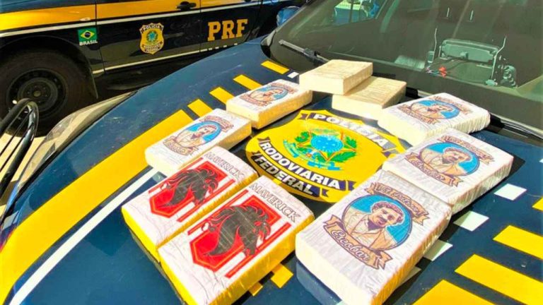 Cães farejadores encontraram cocaína embalada com estampa do rosto de Pablo Escobar em Vitória da Conquista