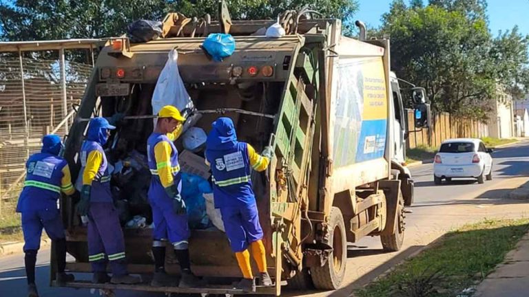 Caminhão de coleta em Vitória da Conquista