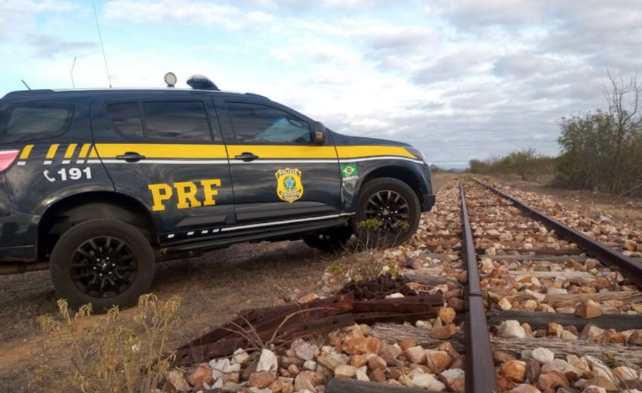 Dois homens foram presos em flagrante furtando trilhos de trem na Bahia