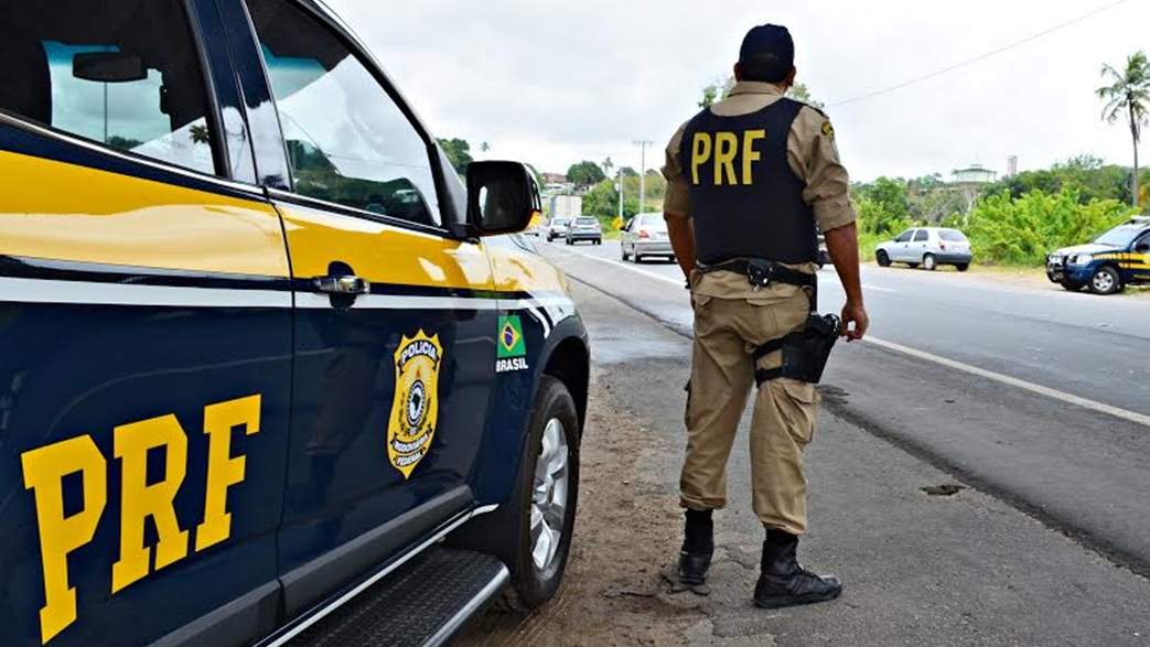 PRF pendeu motorista dirigindo armado e sobre efeito de drogas em Barreiras