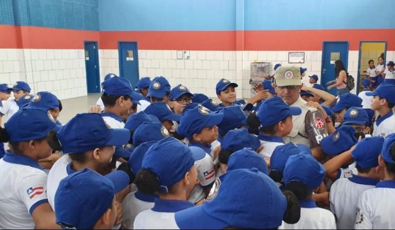 Governo vai encerrar programa de escolas cívico-militares