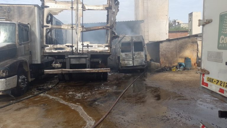 Incêndio destruiu veículos em garagem de distribuidora em Vitória da Conquista