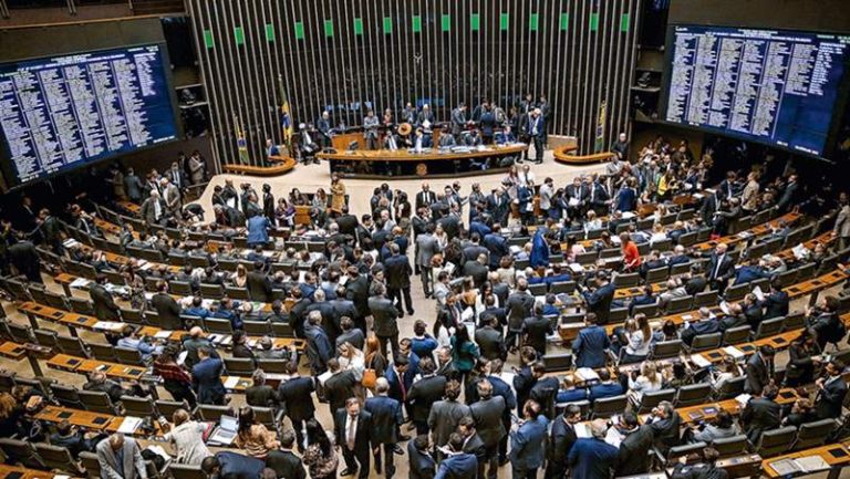 Câmara aprova MP que concede aumento salarial a servidores federais