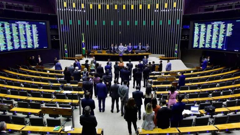 Câmara aprova MP que aumenta salário mínimo e amplia isenção do IR