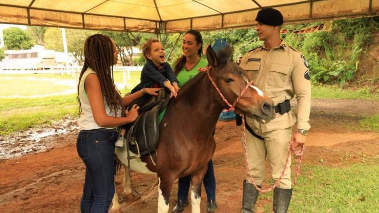 Trabalho de equoterapia desenvolvido por PMBA e associação beneficia crianças e adolescentes com necessidades especiais
