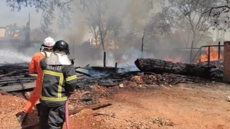 Bombeiros debelaram incêndio em madeireira em Barreiras