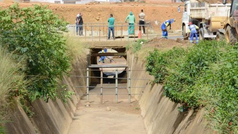 Vitória da Conquista intensifica limpeza nos canais de drenagem para evitar obstrução e alagamentos em período chuvoso