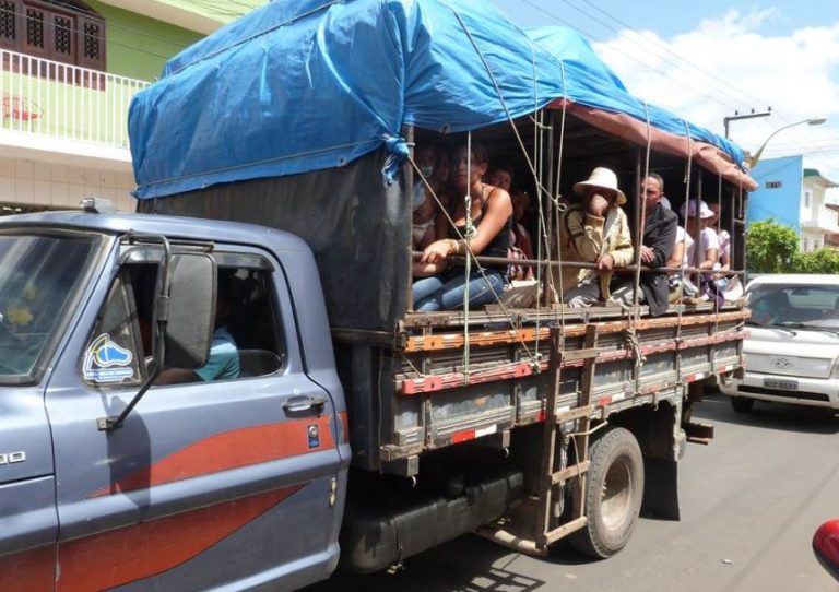 Pau de arara em romarias religiosas se torna manifestação cultural