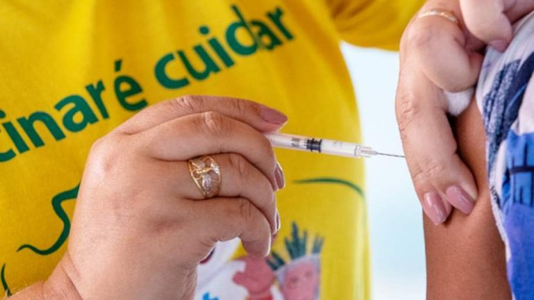 Ministério da Saúde reforçou necessidade de vacinação com confirmação de variante EG.5 no Brasil
