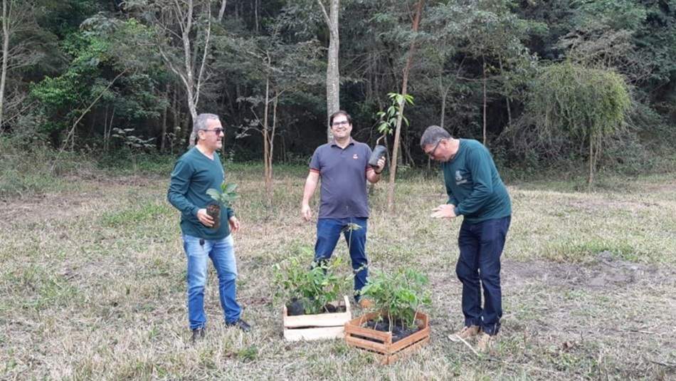 Prefeitura de Vitória da Conquista realiza plantio de mudas nativas no distrito de Inhobim