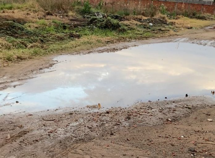 Sem manutenção, ruas não pavimentadas ficam intransitáveis após primeira chuva em Guanambi