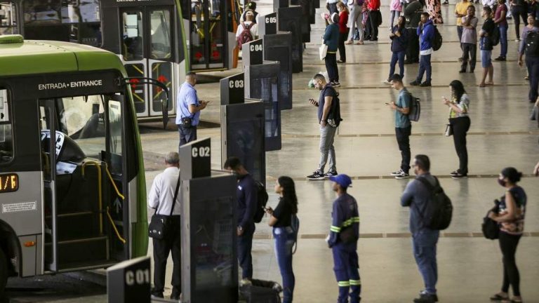 Serviços crescem 0,5% no país em julho